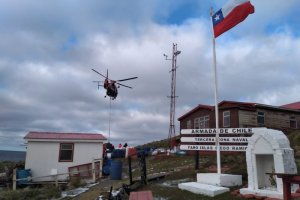 Patrullero "Marinero Fuentealba" realizó reaprovisionamiento y relevo de personal en Faro Evangelistas y Diego Ramírez