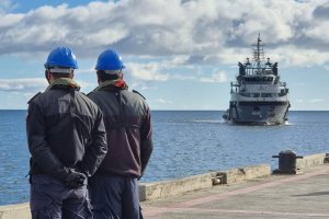 ATF -65 “Janequeo” recaló por primera vez en Punta Arenas en el marco de la Comisión Antártica 2021-2022