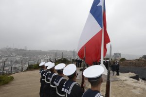 Armada recupera bandera nacional que vuelve a flamear en Reñaca