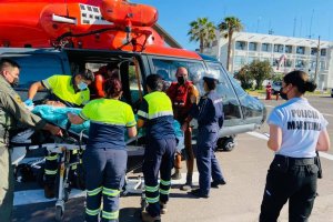Armada de Chile realiza rescate de tres personas en Playa Boca del Diablo 