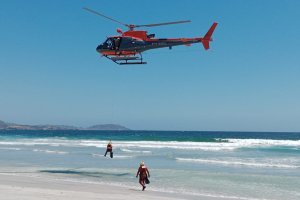 Helicóptero Naval rescató 4 personas atrapadas en roqueríos en playa de Coquimbo