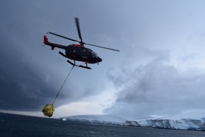 Con condiciones meteorológicas adversas OPV “Marinero Fuentealba” trasladó personal de a INACH a Base Yelcho