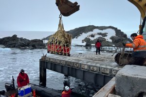 Cinco toneladas de carga trasladó el OPV “Marinero Fuentealba” a base Alemana en la Antártica