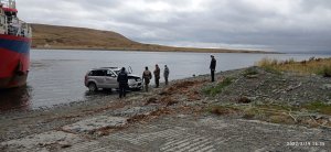 Personal Naval acude en apoyo a vehículo que cayó al mar en Rio Verde