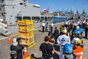 Ministerio de las Culturas y Armada de Chile encabezan embarque del Moai Tau en Valparaíso para su viaje a Rapa Nui