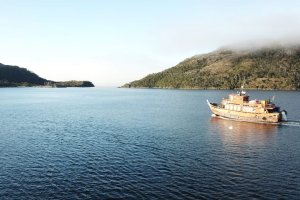 LSG 1617 “Puerto Natales” trasladó a especialistas del Centro Zonal de Señalización Marítima a angostura Kirke