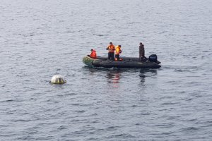 SHOA y dotación de la LSM “Elicura” instala primera boya de oleaje TRIAXYS en el Estrecho de Magallanes