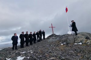 DOTACIÓN DE BASE NAVAL “ARTURO PRAT” CONMEMORÓ LOS 61 AÑOS  DEL FALLECIMIENTO DEL CAPITÁN DE CORBETA PEDRO GÓNZALEZ  EN EL TERRITORIO CHILENO ANTÁRTICO