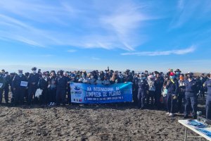 Autoridad Marítima de Talcahuano y voluntarios de organizaciones civiles participaron en operativo de limpieza de playas en Isla Rocuant 