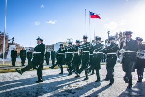 Con gran presencia de público se realizó el izamiento del Pabellón Nacional y desfile de la Tercera Zona Naval en el marco del Mes del Mar