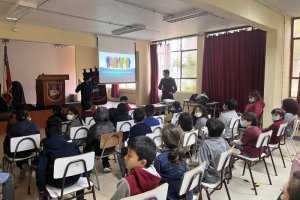 Dotación del Cabo de Hornos visitó colegio Lord Cochrane para concientizar sobre el cuidado del mar
