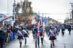 Alrededor de 3.000 estudiantes desfilaron en honor a las Glorias Navales en el monumento a Arturo Prat en Punta Arenas