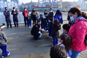 El pequeño Agustín cumplió su sueño de subirse a un buque de la Armada