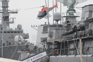 Fragata “Almirante Riveros” apoya proceso de formación de alumnos de la Escuela de Fuerzas Especiales “Comandos I.M.”