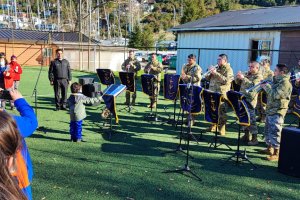 Banda de la Quinta Zona Naval acercó la música a estudiantes de 11 establecimientos educacionales Banda de la Quinta Zona Naval acercó la música a estudiantes de 11 establecimientos educacionales