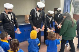 Capitanía de Puerto de San Vicente entregó pabellón nacional y realizó operativo cívico en colegio