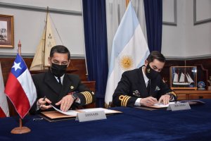 Armadas de Chile y Argentina firman acta que planifica próxima versión de ejercicio conjunto “Viekaren” Armadas de Chile y Argentina firman acta que planifica próxima versión de ejercicio conjunto “Viekaren”