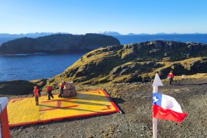 OPV 83 “Marinero Fuentealba” realizó relevo de Servidores Navales desde Faro “Islotes Evangelistas”