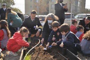 Armada inaugura Huerto Educativo “Semillita Marina” en su Estación Naval Metropolitana 