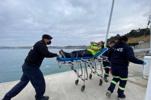 Autoridad Marítima de San Antonio realiza evacuación médica de tripulante de lancha a motor