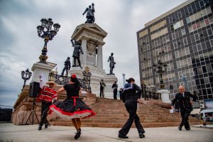 Maratonistas de la cueca rinden homenaje en Monumento a la Marina Nacional