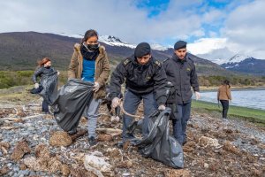 Gobernación Marítima de Puerto Williams desarrolló Jornada de Limpieza de Playas