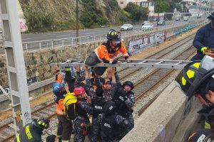 Operativo rescató a mujer que cayó en roqueríos cerca de Caleta Abarca