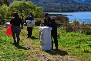 Capitanía de Puerto de Cochamó realiza limpieza de playa en borde costero de Ralún