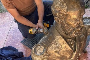 Personal de la Armada reinstaló busto de Prat en la comuna de Pedro Aguirre Cerda con ayuda de vecinos