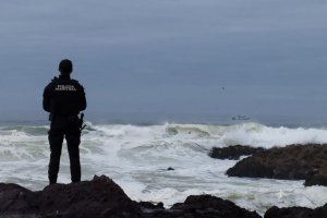 Personal de la Cuarta Zona Naval busca intensamente hombre desaparecido en playa brava de Iquique