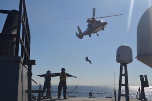 Dotaciones de unidades aéreas y marítimas de la Segunda Zona Naval realizaron instrucción en maniobra Hi Line Dotaciones de unidades aéreas y marítimas de la Segunda Zona Naval realizaron instrucción en maniobra Hi Line