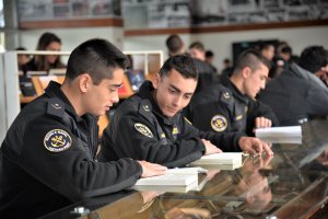 Biblioteca de la Escuela Naval realiza exhibición en el marco del “Día del Libro y Derecho de Autor”