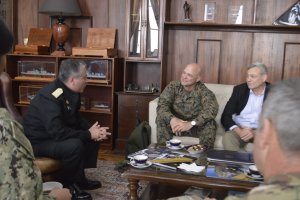 Comandante de las Fuerzas de Infantería de Marina del Comando Sur de EE. UU. visitó al Comandante de Operaciones Navales