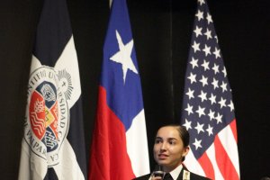 Cadete de la Escuela Naval destaca en simposio de la Escuela de Arquitectura de la PUCV sobre ciencias, tecnologías e ingeniería 