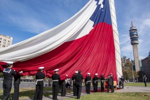 Armada de Chile efectuó izamiento de la “Gran Bandera del Bicentenario” en plaza de la Ciudadanía de Santiago