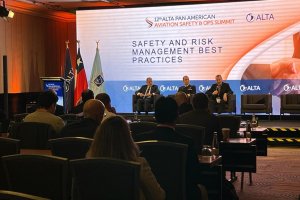 Oficial especialista en submarinos expuso en el seminario internacional sobre seguridad y operaciones aéreas