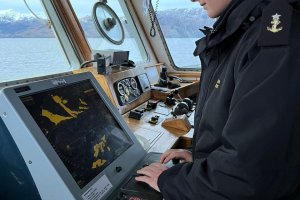 Cadetes de tercer año de la Escuela Naval “Arturo Prat” realizaron navegación en canales del Estrecho de Magallanes 