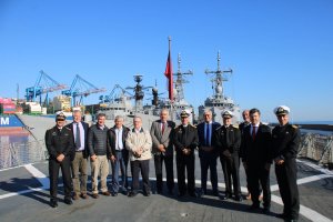 Senadores de la República visitaron Unidades de combate de la Armada de Chile