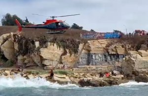 Helicóptero del Escuadrón HU-1 y Capitanía de Puerto de Quintero rescatan a dos personas en Quintero
