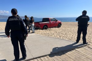 Policía Marítima multó a dos conductores por ingresar con sus vehículos a la playa en Viña del Mar