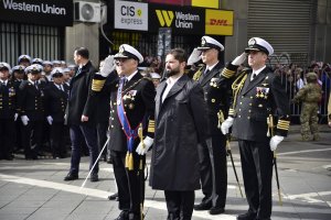 Con tradicional desfile en la Plaza Sotomayor la Armada conmemoró un nuevo 21 de mayo
