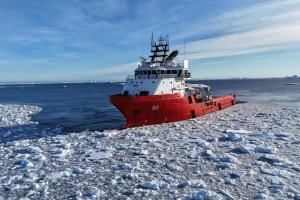 Por primera vez: El remolcador “Lientur” inicia navegación en las gélidas aguas antárticas