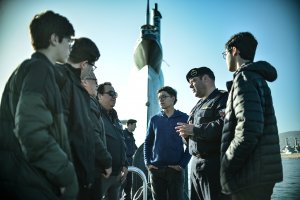 Familiares directos y miembros de la Fundación Bernardo O’Higgins, visitan submarino que lleva el nombre del Padre de la Patria