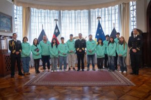 Estudiantes del colegio Ozanam visitan instalaciones de la Armada en Punta Arenas