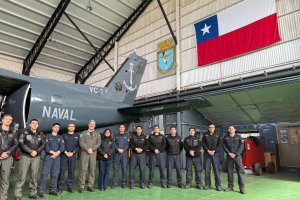 Dotaciones de la Aviación Naval reciben instrucción para fiscalizar faenas pesqueras en el Territorio Chileno Antártico