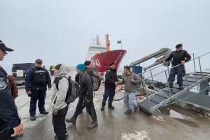 PSH "Cabrales" auxilia a cuatro tripulantes siniestrados en zona aislada del Estrecho de Magallanes