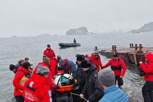 Gobernación Marítima de la Antártica Chilena coordinó evacuación médica de urgencia
