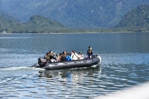 Niños de la "Escuela de Verano Vive Puerto Aysén" realizaron visita a unidades navales