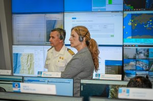 SHOA expuso capacidades operativas a SENAPRED en visita sala del Sistema Nacional de Alerta de Maremotos