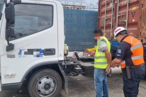 Policía Marítima detiene a transportista extranjero irregular al interior del puerto de Valparaíso Policía Marítima detiene a transportista extranjero irregular al interior del puerto de Valparaíso